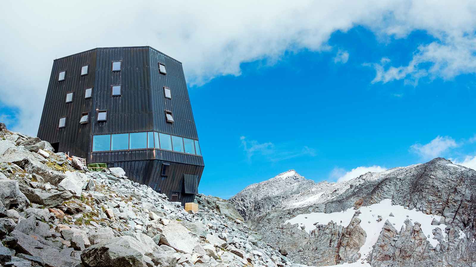 Die Schwarzensteinhütte auf 3.026 m in den Zillertaler Alpen